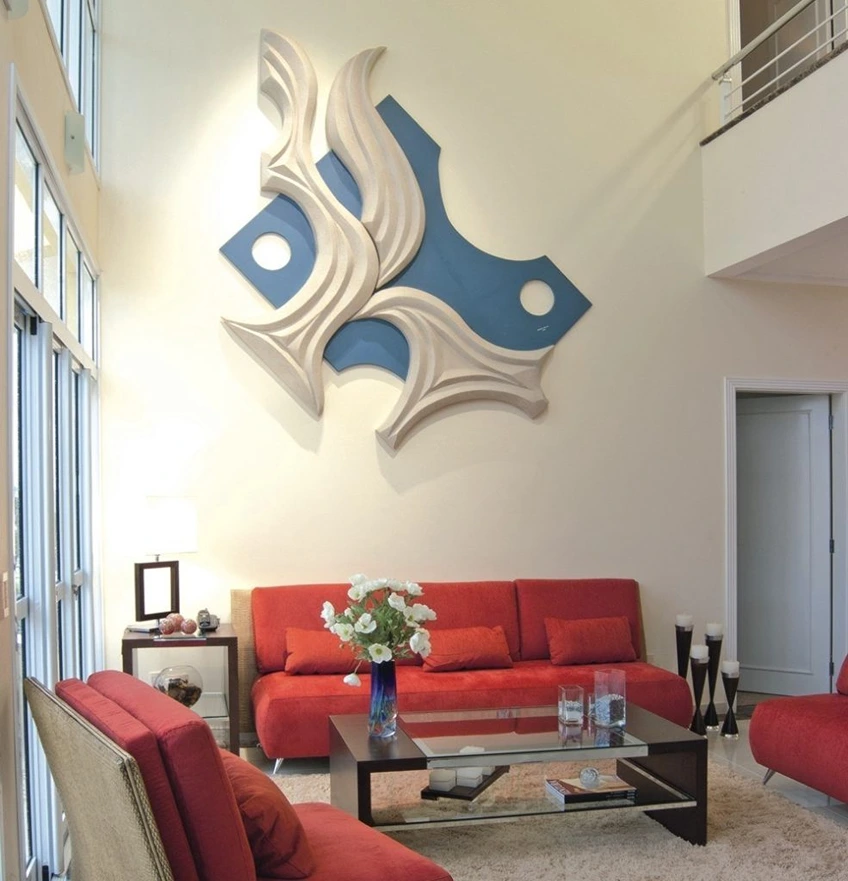 Sala de estar com obra de arte na parede e sofá vermelho projetada por Dreison Santini, unindo arquitetura contemporânea, design de interiores personalizado e soluções exclusivas para residências de alto padrão.